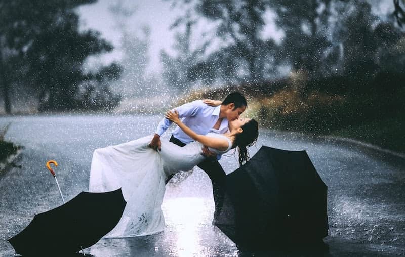 Chụp ảnh cưới Đà Lạt mùa mưa sẽ gây khó khăn cho quá trình chụp và xử lý hình ảnh