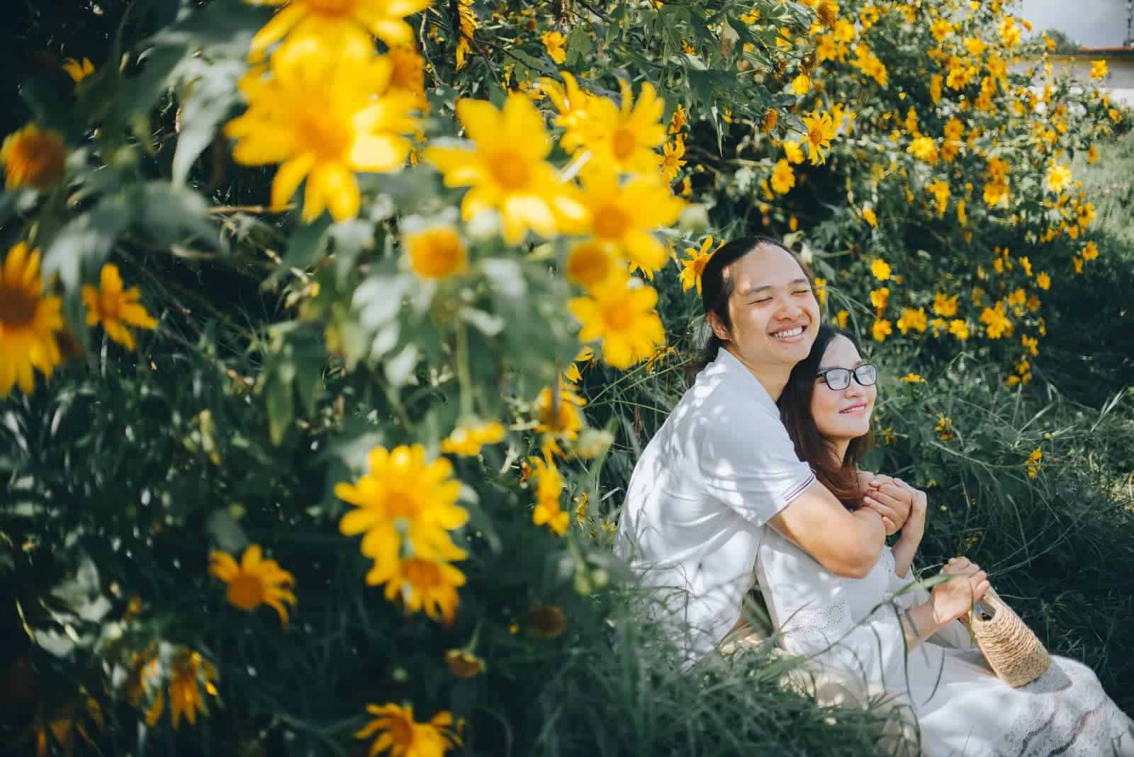 Chụp ảnh cưới lung linh cùng sắc hoa dã quỳ Đà Lạt